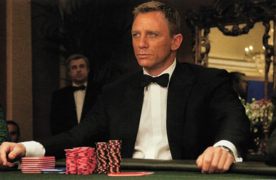 《007首部曲：皇家夜總會》電影劇照——James Bond 在賭桌前